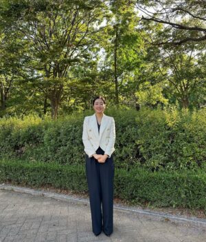 Park Jin-hee Instagram - .
오늘은 #푸른하늘의날 입니다
.
푸른하늘의 날은 대기오염에 대한 경각심을 제고하는 한편 오염 저감과 청정대기를 위한 노력과 국제적 협력을 강화하자는 취지로 만들어진 유엔 지정 기념일로 우리나라가 제안해 지정된 첫 유엔 공식 기념일이에요✨

.
.
+어제, 푸른하늘의 날 환경토크쇼 현장에서✨
.
.
#푸른하늘의날#9월7일#미세먼지#대기오염#환경