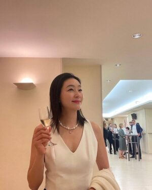 Park Jin-hee Instagram - .
드디어 비엔나에서 빈필듣다!!! 
살면서 이런 영광이!!!✨
그래… 나를 위해 좋은 음악 듣고, 오랜만에 꾸며보기도 하고!!! 
.
.
#비엔나#빈필 #빈필오케스트라 #알아차림 #나알아주기