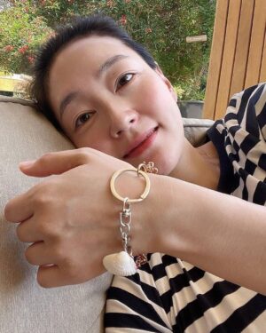 Park Jin-hee Instagram - .
아들이 만들어 준 팔찌✨ 
세상에서 젤 값진 보석 💎 
다섯살…아직 한글을 몰라 대필로 쓴 카드..!!! 한글을 모르면 어떠냐! 천천히 배우면돼지❤️
.
조개 안에도 사랑을 담았어요~ “엄마 선물 줄게“😍
.
.
#아들선물 #고마워 #사랑해 
#쏘스윗 #아들스타그램
