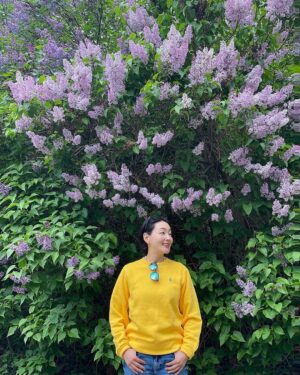 Park Jin-hee Instagram - 얼마전, 바람을 타고 전해지는 라일락향기에 이끌려왔는데 이렇게 큰 라일락 나무를 만났어요😍
.
라일락의 꽃말은 젊은날의
추억이래요!
.
라일락의 향기 오래오래 간직하고 싶네요! 오늘도 좋은 하루 보내세요!
.
.
#라일락 , 오늘 갑자기 #갬성적