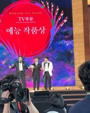 Park Se-mee Instagram - 제가 만든 유튜브 영상이
백상에 올라갔다는 것만으로
하루하루 감사하며 살겠습니다

사실 빠른시간에 너무나도
큰 사랑을 받아 덜컥
겁이 나기도 했지만

노력하고 더 노력해서
여러분들 옆에서 오랫동안
웃음을 드릴수 있는 
희극인이 되겠습니다❤️

내년에 또봐요
@baeksang.official 

회사식구들 항시 감사합니다
@metacomedy 

기회를 줘서 고맙고 축하해
@psickuniv 

이미지 변화를 주겠다더니
배우를 만들어주셨네요
@gguminmin
@sxx_2_k