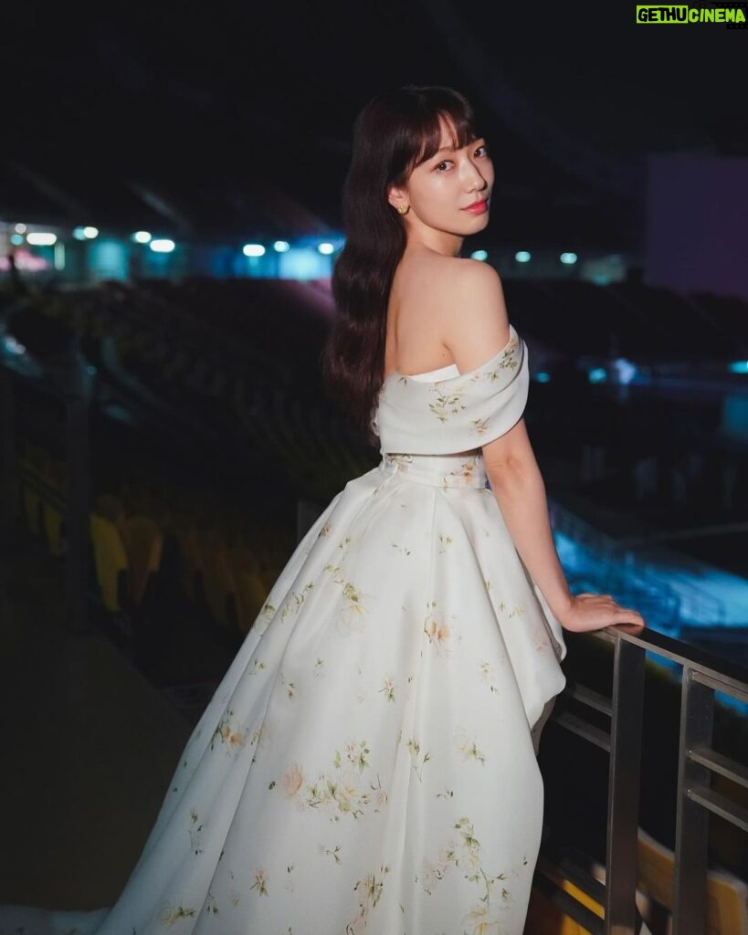Park Shin-hye Instagram - special thanks to. @soyoobridal_official #moniquelhuillier Stylist. @alohalohaluv Hair. @chasein7 Makeup. @lee_hanna_makeup And... @salt_ent 😎