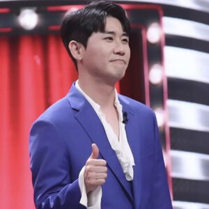 Park Young-tak Instagram - 무대를 떠나 다른 삶을 살고 있을 때
계속 노래할 수 있다는 희망의 불씨를 지펴 준
소중한 인연들, 
그리고 히든싱어.

동료들과 제작진의 애정으로 다시 무대에 오를 수 있었기에 히든싱어는 제게 있어 고향이자 재활센터같은 곳이기도 합니다. 

당시를 돌아보니 내 노래를 들어주는 사람이 
한 명이라도 있다는 것이 얼마나 감사한 일인지
진정으로 깨닫는 시기이기도 했고,
덕분에 트로트를 시작할 때 한 치의 망설임없이 나를 내던질 수 있었네요.

찬찬히 멀리 보고 차곡차곡 만들어 가자는 마음으로 열심히 달려왔고, 
시간이 흘러 히든싱어7에 출연하는 날이 왔습니다.

내가 가도 되는 자리인가 하는 마음이 들어
발길이 가볍지만은 않았지만,
이 또한 오랜 시간 한결같이 응원해준 
제작진과 동료들,
내사람들에 대한 감사의 표현이라 생각했고,
덕분에 또 다른 소중한 인연들을 만나게 됐습니다.

그 인연들이 만들어 준 감동을 
오늘 히든싱어에서 함께 느끼실 분들은
 
푸쳐핸섭🙋‍♂️

고맙습니다 히든싱어 그리고 내사람들💙

#언젠가모두만나게됩니다

사진제공 : 스튜디오잼