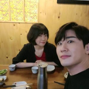 Park Young-tak Instagram - 나보다 노래 잘하는 내동생 박은지👨‍👧
sbs #dna싱어 
#근자와근철 🎹 멜론검색🔎🔍