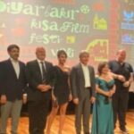 Parla Şenol Instagram - @diyarbakirkff Onur ödülümü Kültür ve Turizm Bakan Yardımcısı Sayın @ahmetmisbah 'dan aldım. Söyleşiyi Filmsan Vakfı Müdürü canım @kivancterzioglu ile yaptık. Festivale davet eden canım oyuncu arkadaşım @ipektuzcuoglu ve organizasyon başkanı @serhat.gonen ile tüm ekibine çok teşekkür ediyorum.