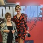 Parla Şenol Instagram - @yelizakayofficial @bonne_vie_dergisi ödül töreninden. Ayni şeyleri üst üste koymak hoş değil belki ama, foto çok güzel, dayanamadim 🤭