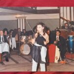 Parla Şenol Instagram – Babam Armağan Şenol’un orkestrası önünde ben. 40 sene falan önce. Tumbada erkek kardeşim @ardasenol2