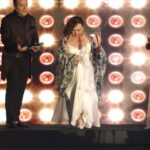 Parla Şenol Instagram - Altın Taç "Yaşam Boyu Sinema Onur Ödülü" sonrası onur yürüyüşü... Törenin organizasyonunu yapan ve sunan @gizemkiriscii ve @gokaykalaycioglu na güzel sunumları için çok teşekkür ediyorum. @portaxeshine a bu töreni lezzetli yemekler ve harikulade manzarası ile ağırladığı için, @zeynepataer e beyaz tuvaletim için, @ebruertenld e, film kostumunu hediye ettigi icin teşekkür ediyorum.