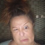 Parla Şenol Instagram - Bugün beynimin hard diski mavi ekrana bağladı. Noronlarimin da çoğu birbirine küsmüş, bağlanmayı reddediyor; sonuçta bu haldeyim 🟡