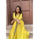 Parvati Sehgal Instagram - 𝘾𝙪𝙧𝙡 𝙃𝙤 𝙉𝙖 𝙃𝙤 . . . . . . . . Kindly avoid the footwear🙈😂😂pic taken jaldi jaldi. #curlyhair #curls #actor #outfitoftheday #ootd #yellow