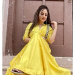Parvati Sehgal Instagram - 𝘾𝙪𝙧𝙡 𝙃𝙤 𝙉𝙖 𝙃𝙤 . . . . . . . . Kindly avoid the footwear🙈😂😂pic taken jaldi jaldi. #curlyhair #curls #actor #outfitoftheday #ootd #yellow