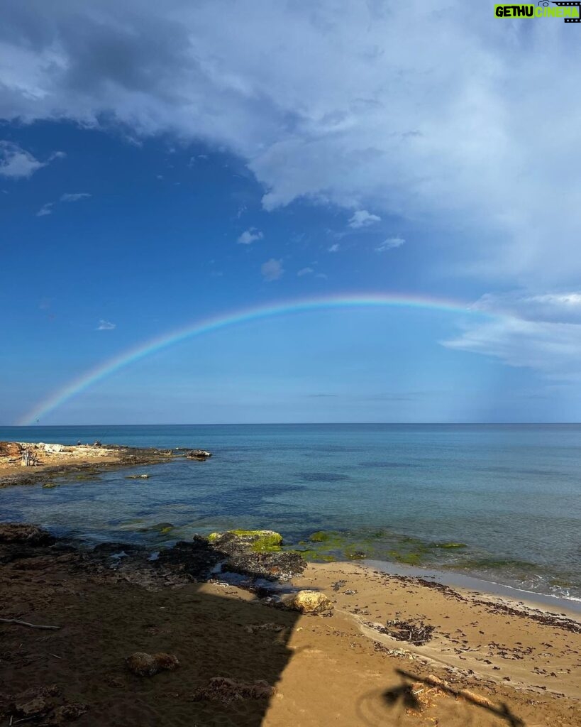 Patricia Garza Instagram - RECUERDOS DE OTRA DIMENSION_ Donde la vida se comía a mordiscos y se bebía a cántaros. ☀️ donde los arcoíris eran permanentes. Somewhere around the World