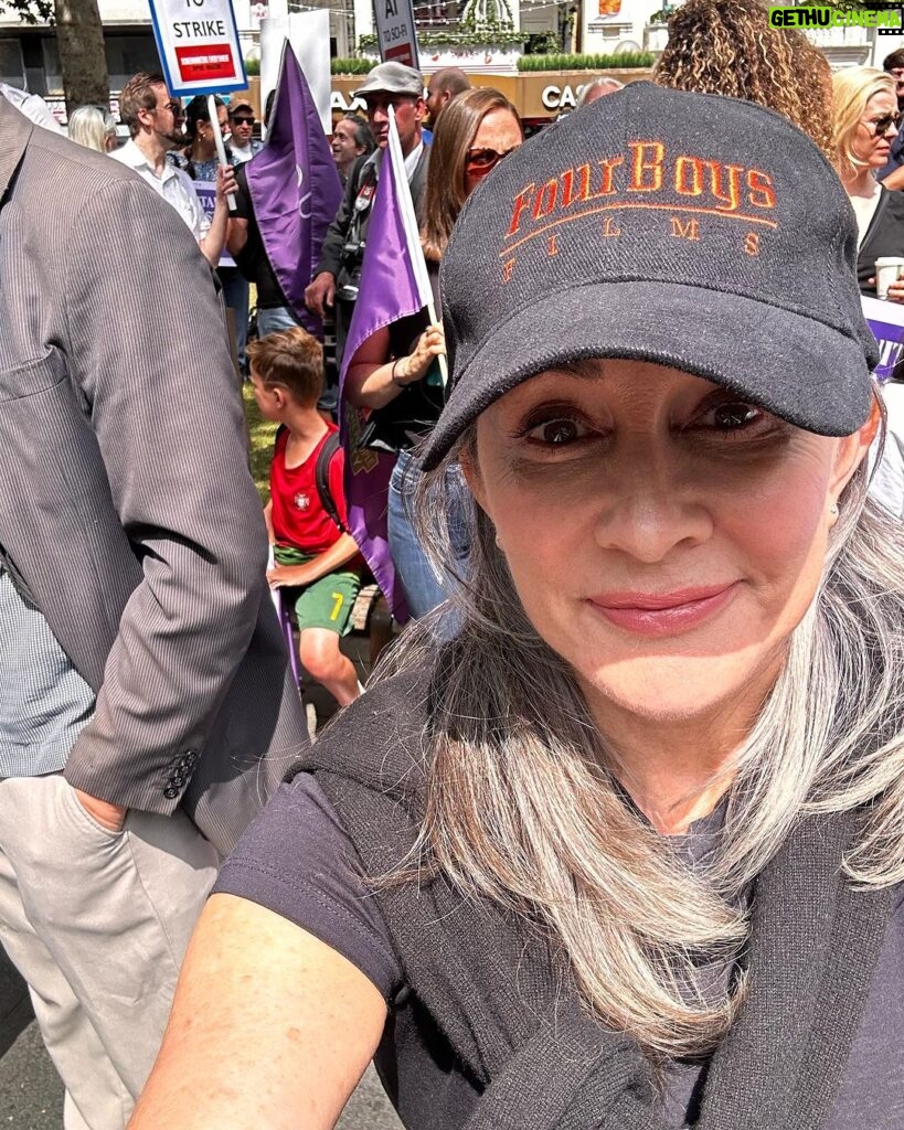Patricia Heaton Instagram - In London with our other union, Actors Equity, in support of SAG-AFTRA. So fitting to be rallying under the watchful eye of the bard William Shakespeare! Praying that the AMPTP come back to the table soon! @coxusa @simonpegg @davidoyelowo @realdhunt #WGAstrong #sagaftramember #1u Leicester Square, Central London