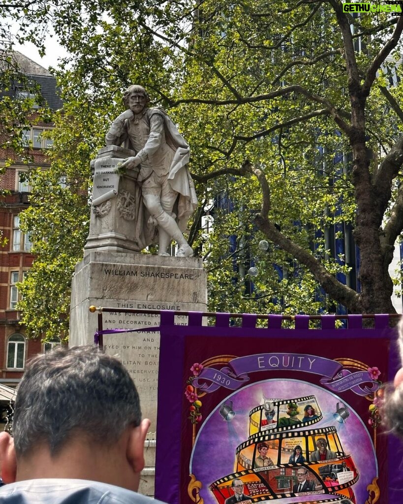 Patricia Heaton Instagram - In London with our other union, Actors Equity, in support of SAG-AFTRA. So fitting to be rallying under the watchful eye of the bard William Shakespeare! Praying that the AMPTP come back to the table soon! @coxusa @simonpegg @davidoyelowo @realdhunt #WGAstrong #sagaftramember #1u Leicester Square, Central London