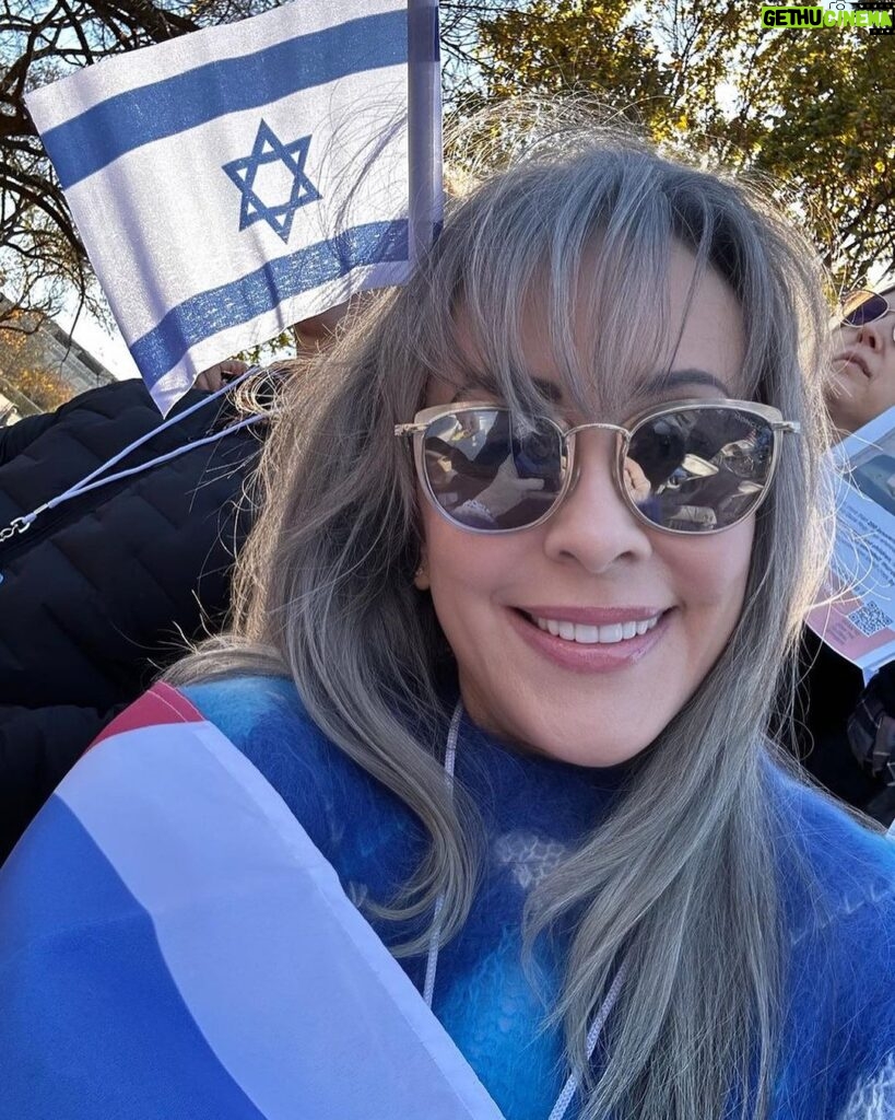 Patricia Heaton Instagram - Nothing but love 🇮🇱❤️ #marchforisrael #MarchAgainstAntisemitism National Mall, Washington D. C.