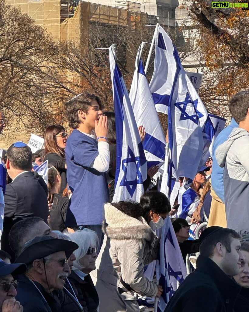 Patricia Heaton Instagram - Nothing but love 🇮🇱❤️ #marchforisrael #MarchAgainstAntisemitism National Mall, Washington D. C.