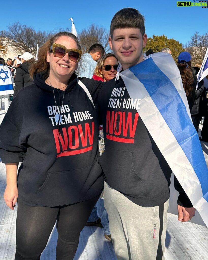 Patricia Heaton Instagram - Nothing but love 🇮🇱❤️ #marchforisrael #MarchAgainstAntisemitism National Mall, Washington D. C.