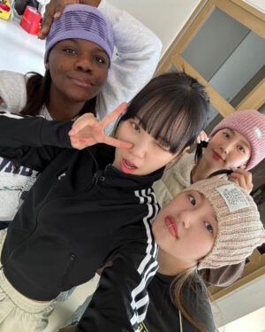 Patricia Thona Yiombi Instagram - 어제 28일끝으로 “혜미리예채파”가 끝이났습니당 먼저 우리 멤버 언니들 고맙고 행복했엉💛그 동안 시청해 주셔서 감사하고 매번 촬영 때 이쁘게 찍어주시는 감독님들 매번 좋은 리액션해주시는 모든 스태프분들 감사합니당💚 안녕👋🏾