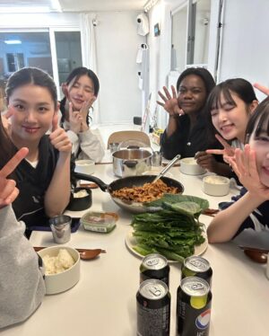 Patricia Thona Yiombi Instagram - 어제 28일끝으로 “혜미리예채파”가 끝이났습니당 먼저 우리 멤버 언니들 고맙고 행복했엉💛그 동안 시청해 주셔서 감사하고 매번 촬영 때 이쁘게 찍어주시는 감독님들 매번 좋은 리액션해주시는 모든 스태프분들 감사합니당💚 안녕👋🏾