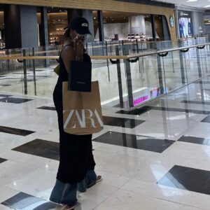 Patricia Thona Yiombi Instagram - 몇 달 전까지만 해도 작가님이었는데 이젠 밥도먹구 쇼핑도하구 한강도 같이가는언니~~😜🫶🏾