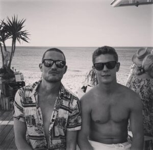 Patrick Criado Instagram - 01. EXT. PLAYA. DÍA
---------------------------