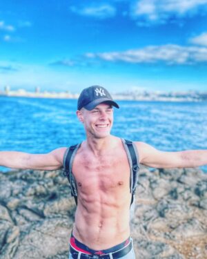 Patrick Criado Instagram - J'aimerais découvrir le monde avant que d'en  crever