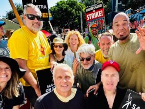 Patrick Fabian Instagram - A Day of Solidarity. #UNIONSTRONG💪
@sagaftra @iatse  @wgawest @wgaeast  @therealbobodenkirk @photomatt600 @mandyfab @jennofthefuture @julie.pearl.slater @danielmoncada @luis_moncada @audreyscoresmoore @spencergarrett1 @ed_begley_jr