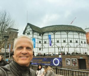 Patrick Fabian Instagram - “Oh! For A Muse Of Fire!”……paying homage to #williamshakespeare at @the_globe in #London
@williamshakespearequotes 
#ItsHardToBeTheBard
#ActorsLife