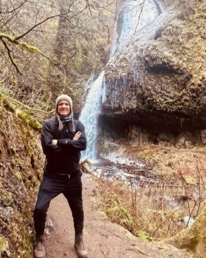 Patrick Fabian Instagram - Another weekend….another hike!

#headwaters #latourellfalls 
#bensonstatepark #portland

@lowaboots 
@thenorthface 
@vuoriclothing 
@officialmauijim