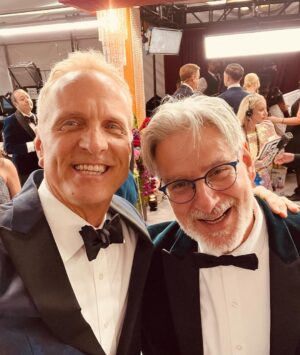 Patrick Fabian Instagram - Great way to wrap it all up…..at the 75th Emmy Awards….with all my friends, celebrating #BetterCallSaul.💙

Thanks for All the Fans for making our dreams come true.🙏

@bettercallsaulamc 
@daltonyco 
@michaelmando 
@rheaseehorn @mrpetergould 
@amc_tv 
@sptv 
@televisionacad