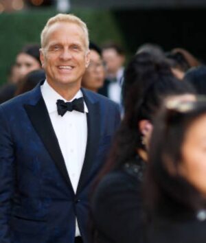 Patrick Fabian Instagram - Great way to wrap it all up…..at the 75th Emmy Awards….with all my friends, celebrating #BetterCallSaul.💙

Thanks for All the Fans for making our dreams come true.🙏

@bettercallsaulamc 
@daltonyco 
@michaelmando 
@rheaseehorn @mrpetergould 
@amc_tv 
@sptv 
@televisionacad