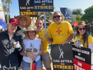 Patrick Fabian Instagram - A Day of Solidarity. #UNIONSTRONG💪
@sagaftra @iatse  @wgawest @wgaeast  @therealbobodenkirk @photomatt600 @mandyfab @jennofthefuture @julie.pearl.slater @danielmoncada @luis_moncada @audreyscoresmoore @spencergarrett1 @ed_begley_jr