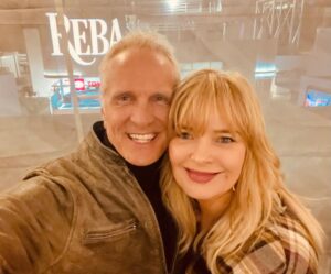 Patrick Fabian Instagram - I was #ReverendYummypants on #REBA years before I donned the #HamlindigoBlue on @bettercallsaulamc, but on Saturday Night @hollywoodbowl, @reba brought @melissapeterman @rheaseehorn , #JonathanBanks & @rexlinn13 & more together and blew the roof off with an awesome show.

Thank you, @reba!
#Hollywoodbowl
#ShowbizFun
#ILoveLA