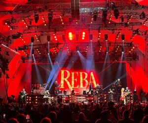 Patrick Fabian Instagram - I was #ReverendYummypants on #REBA years before I donned the #HamlindigoBlue on @bettercallsaulamc, but on Saturday Night @hollywoodbowl, @reba brought @melissapeterman @rheaseehorn , #JonathanBanks & @rexlinn13 & more together and blew the roof off with an awesome show.

Thank you, @reba!
#Hollywoodbowl
#ShowbizFun
#ILoveLA