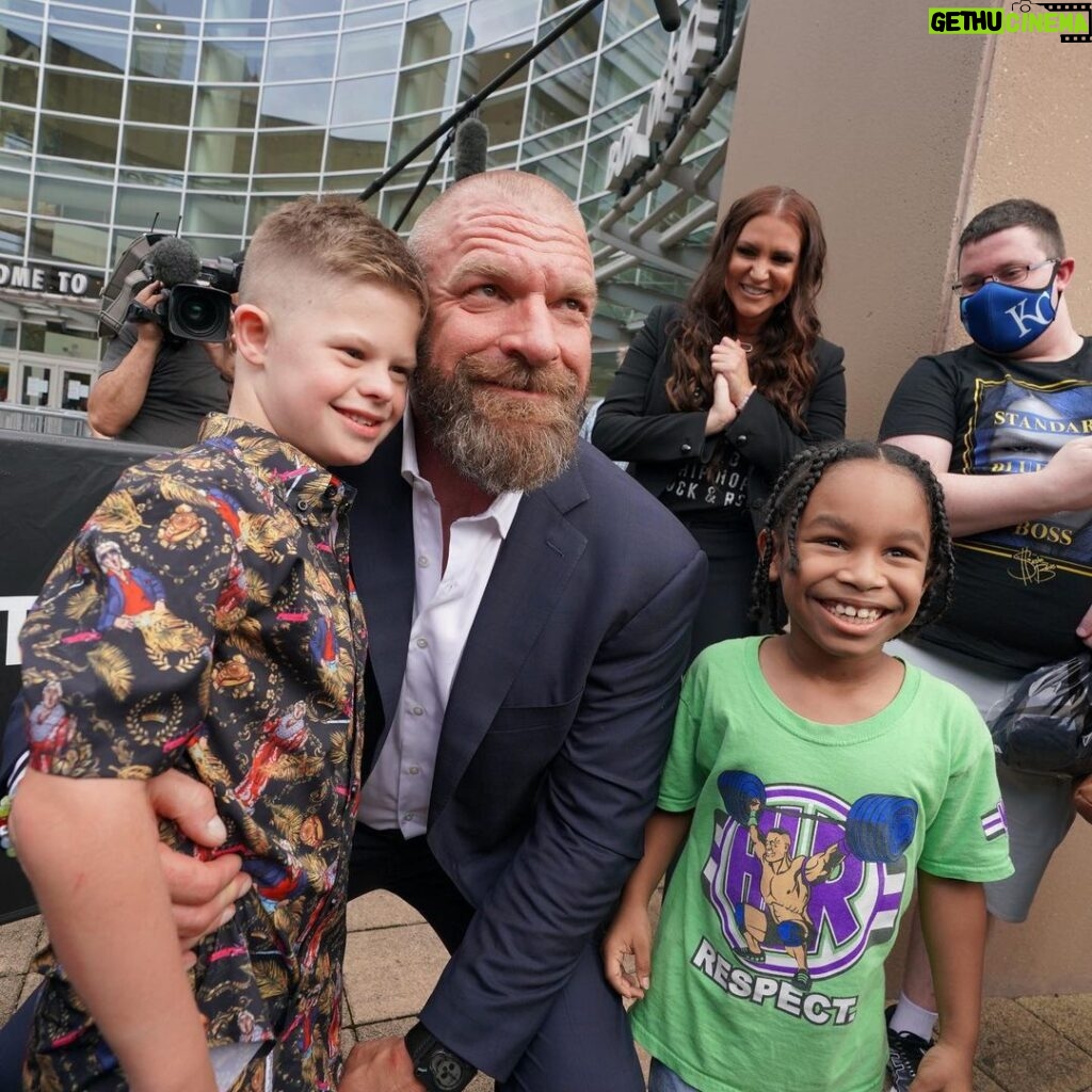 Paul Michael Lévesque Instagram - An electric feeling before tonight’s episode of #Smackdown. @stephaniemcmahon and I couldn’t wait to see the @WWE Universe! We’re live on @foxtv in less than a half hour from Houston, TX!!! #WelcomeHome @wweonfox @toyotacenter