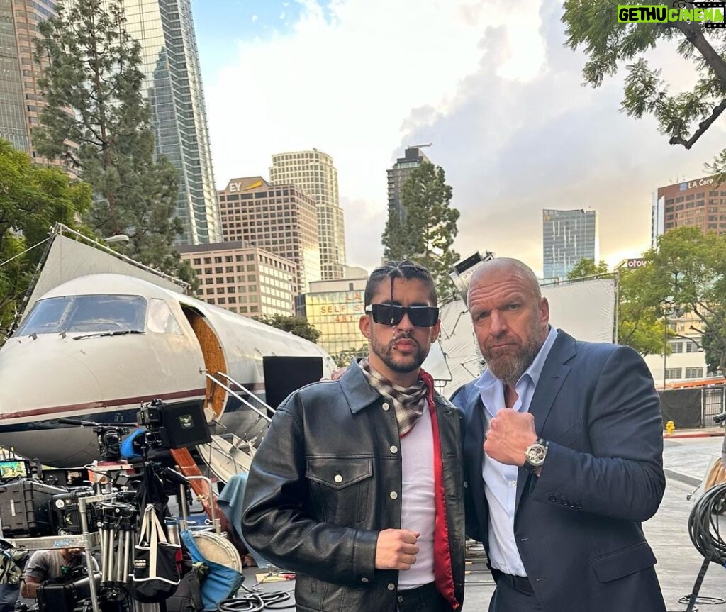 Paul Michael Lévesque Instagram - @badbunnypr is such a big star that when he drops in to have lunch… he just lands his plane in downtown L.A., eats and then takes off…
