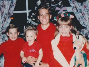 Paul Walker Instagram - We know this was a tough year, but hope you are all safe and well. Wishing everyone love and Happy Holidays from afar. ❤️💚 ⁣⁣
⁣⁣
What’s your fondest Christmas memory? #TeamPW