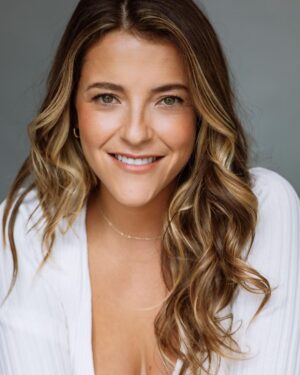 Paula Brancati Instagram - Thank you to the lovely & talented  @jaclynvoglphotography for capturing me in my most natural state— braless and seated w/ @eatcops donuts just out of frame 

MU @facesbytoru & hair by @rae_galutira 💕