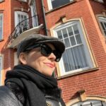 Paula Lobo Antunes Instagram - Off to work 🎥 Foi aqui em Londres que me formei como actriz, e que privilégio poder voltar cá para filmar. 🙏🏻 . . 🙏🏻 @irajdeepchoudhury @artur_ribeiro_tavola_redonda @londonukfilms #ateachersgift