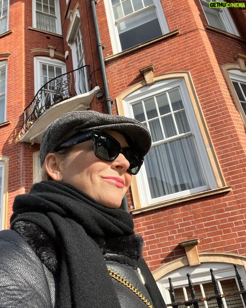 Paula Lobo Antunes Instagram - Off to work 🎥 Foi aqui em Londres que me formei como actriz, e que privilégio poder voltar cá para filmar. 🙏🏻 . . 🙏🏻 @irajdeepchoudhury @artur_ribeiro_tavola_redonda @londonukfilms #ateachersgift