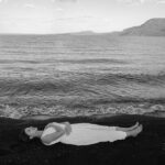 Paula Luchsinger Instagram - Somos @destierra_cl + @paulaluchsinger Buscamos visibilizar el daño medio ambiental a través de la fotografía, registrando la relación entre cuerpo y paisaje. #lagovillarrica #surdechile #cuidemoselagua #salmoneras #alevines #cuidemoselplaneta #madretierra #fotografía #fotografasmujeres #womenphotography Lago Villarica