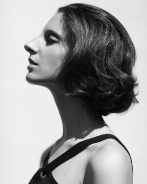 Paula Luchsinger Instagram - Gracias Simón y Pali por invitarme a crear con ustedes y por este encuentro tan lindo, lleno de amor, risas y fantasía.

Fotografía @simonpais 
Maquillaje y pelo @palimusica 
Pd. mi vestido lindo de @_casadecambio_