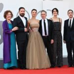 Paula Luchsinger Instagram - ✨Que hermosa experiencia haber participado del Festival de Venecia presentando la película El Conde de Pablo Larraín, una película necesaria para los tiempos que vivimos. Y que honor compartir estos momentos con personas que admiro tanto.✨ Quiero agradecer a la gente que lo hizo posible: - A @fabula_prod y a @netflixchile por su apoyo - A @zamofer , estilista, y a @mauronunez66 quien adaptó el vestido, por su profesionalismo y amor - A @miw_jewellery por acompañarme con sus joyas mágicas -A @eleonoramantovani_mua y @valentinahstyle por su maquillaje y peinado
