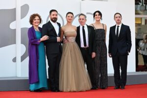 Paula Luchsinger Instagram - ✨Que hermosa experiencia haber participado del Festival de Venecia presentando la película El Conde de Pablo Larraín, una película necesaria para los tiempos que vivimos. Y que honor compartir estos momentos con personas que admiro tanto.✨

Quiero agradecer a la gente que lo hizo posible:
- A @fabula_prod  y a @netflixchile por su apoyo
- A @zamofer , estilista, y a @mauronunez66 quien adaptó el vestido, por su profesionalismo y amor 
- A @miw_jewellery por acompañarme con sus joyas mágicas 
-A @eleonoramantovani_mua y @valentinahstyle por su maquillaje y peinado
