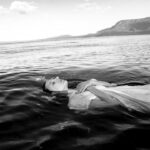 Paula Luchsinger Instagram - Somos @destierra_cl + @paulaluchsinger Buscamos visibilizar el daño medio ambiental a través de la fotografía, registrando la relación entre cuerpo y paisaje. #lagovillarrica #surdechile #cuidemoselagua #salmoneras #alevines #cuidemoselplaneta #madretierra #fotografía #fotografasmujeres #womenphotography Lago Villarrica, Villarrica , Chile