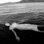Paula Luchsinger Instagram - Somos @destierra_cl + @paulaluchsinger Buscamos visibilizar el daño medio ambiental a través de la fotografía, registrando la relación entre cuerpo y paisaje. Intervención en el Lago Villarrica, en peligro por contaminación de pisciculturas, sobrepoblación y mal manejo de aguas servidas. #lagovillarrica #surdechile #cambioclimatico #salvemosellago #cuidemoselagua #rioslibres #salmoneras #alevines #cambioclimatico #nomaszonasdesacrificio #cuidemoselplaneta #madretierra #fotografía #fotografasmujeres #womenphotography Lago Villarrica, Villarrica , Chile