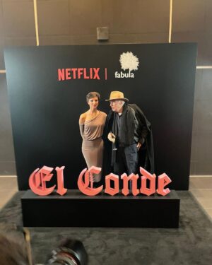Paula Luchsinger Instagram - Muy feliz porque ayer fue la premiere de El Conde 🦇🦇🦇 desde hoy en algunos cines y desde el 15 en Netflix✨✨✨

Muchas gracias a @franklinathos por todo!!! 💘💘💘Por su maquillaje, peinado, styling (impactante todas las cosas que hace este hombre) y a @srta.mariacarolina por la confección increíble del vestido! 💖