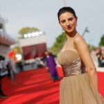 Paula Luchsinger Instagram - ✨Que hermosa experiencia haber participado del Festival de Venecia presentando la película El Conde de Pablo Larraín, una película necesaria para los tiempos que vivimos. Y que honor compartir estos momentos con personas que admiro tanto.✨ Quiero agradecer a la gente que lo hizo posible: - A @fabula_prod y a @netflixchile por su apoyo - A @zamofer , estilista, y a @mauronunez66 quien adaptó el vestido, por su profesionalismo y amor - A @miw_jewellery por acompañarme con sus joyas mágicas -A @eleonoramantovani_mua y @valentinahstyle por su maquillaje y peinado