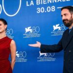 Paula Luchsinger Instagram - ✨Que hermosa experiencia haber participado del Festival de Venecia presentando la película El Conde de Pablo Larraín, una película necesaria para los tiempos que vivimos. Y que honor compartir estos momentos con personas que admiro tanto.✨ Quiero agradecer a la gente que lo hizo posible: - A @fabula_prod y a @netflixchile por su apoyo - A @zamofer , estilista, y a @mauronunez66 quien adaptó el vestido, por su profesionalismo y amor - A @miw_jewellery por acompañarme con sus joyas mágicas -A @eleonoramantovani_mua y @valentinahstyle por su maquillaje y peinado