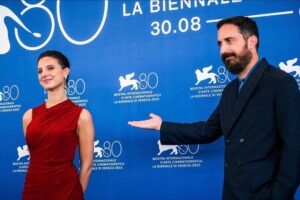 Paula Luchsinger Instagram - ✨Que hermosa experiencia haber participado del Festival de Venecia presentando la película El Conde de Pablo Larraín, una película necesaria para los tiempos que vivimos. Y que honor compartir estos momentos con personas que admiro tanto.✨

Quiero agradecer a la gente que lo hizo posible:
- A @fabula_prod  y a @netflixchile por su apoyo
- A @zamofer , estilista, y a @mauronunez66 quien adaptó el vestido, por su profesionalismo y amor 
- A @miw_jewellery por acompañarme con sus joyas mágicas 
-A @eleonoramantovani_mua y @valentinahstyle por su maquillaje y peinado